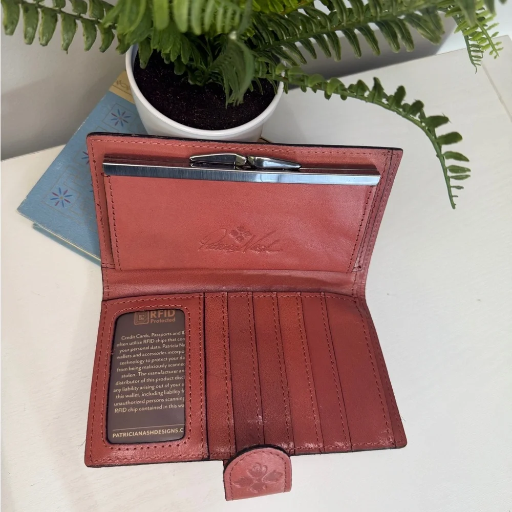NWOT Patricia Nash Linnet Wallet in Dusty Pink Leather - Picture 4 of 5